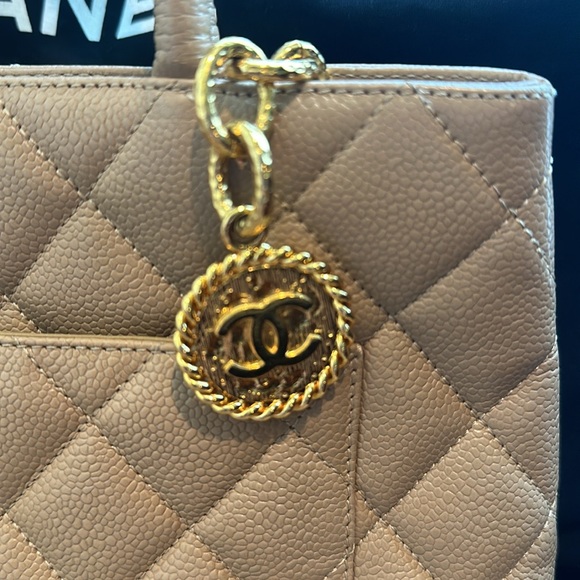 Authentic Chanel Caviar Leather Medallion Tote Quilted Reprint Shoulder Bag CC - Picture 3 of 7